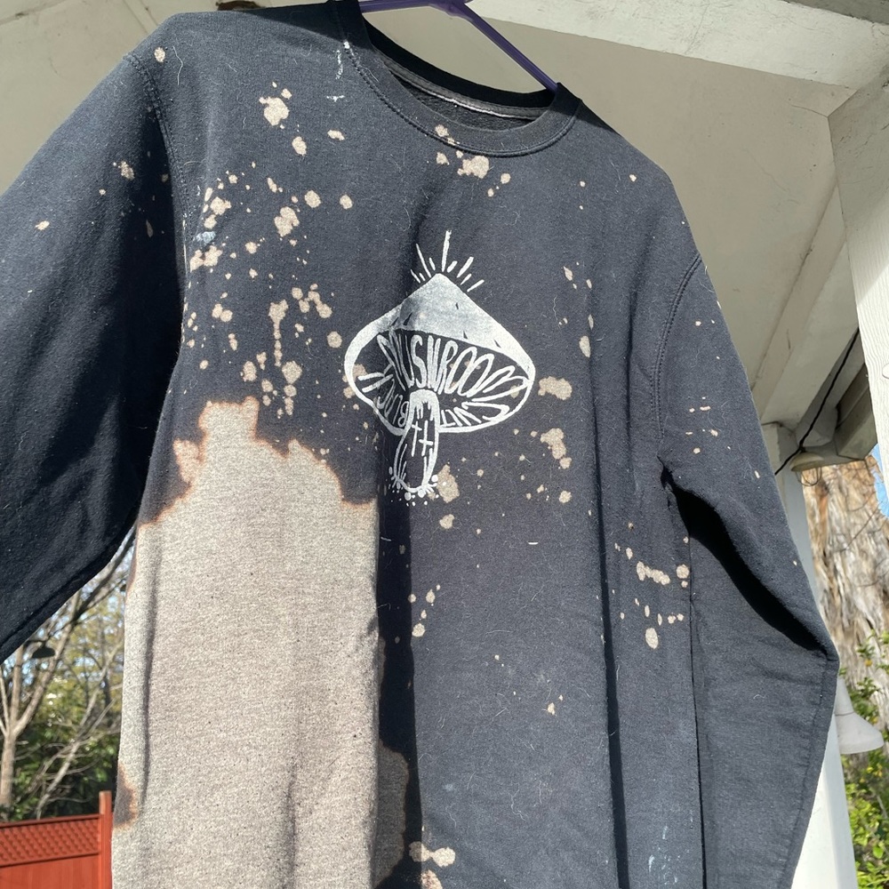 Black mushroom crewneck